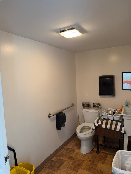 More Photos Of 104 Woodward Hill Rd, Edwardsville Office For Sale