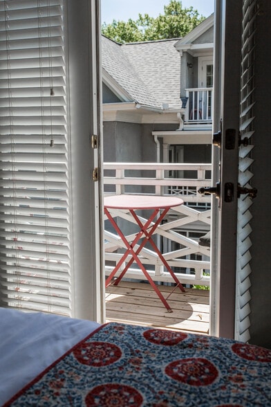 More Photos Of 116 E 46th St, Kansas City Hospitality For Sale