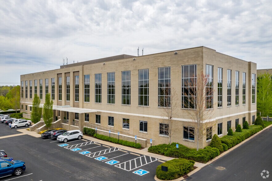 More Photos Of 100 Bluegrass Commons Blvd, Hendersonville Office For Lease