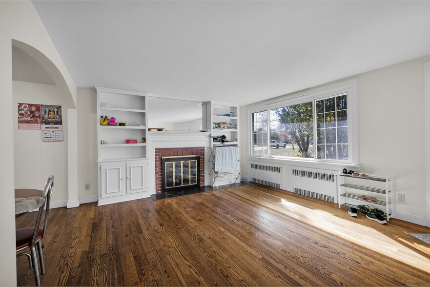 More Photos Of 93 Elm St, Old Saybrook Restaurant For Lease