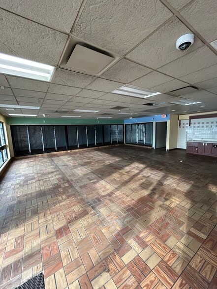 More Photos Of W188N10963 Maple Rd, Germantown Service Station For Sale