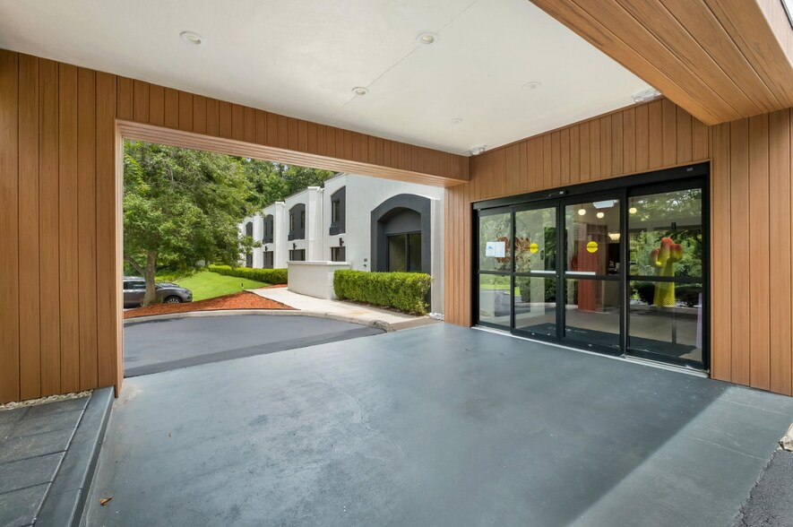 More Photos Of 1695 Capital Cir NW, Tallahassee Hotel For Sale
