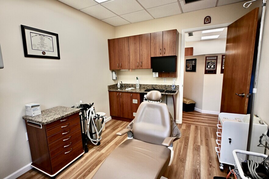 More Photos Of 4 Dearfield Dr, Greenwich Medical For Lease