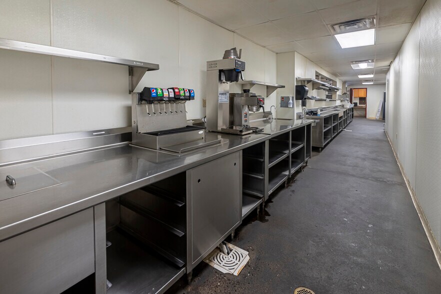 More Photos Of 2700 17th St, Marion General Retail For Sale