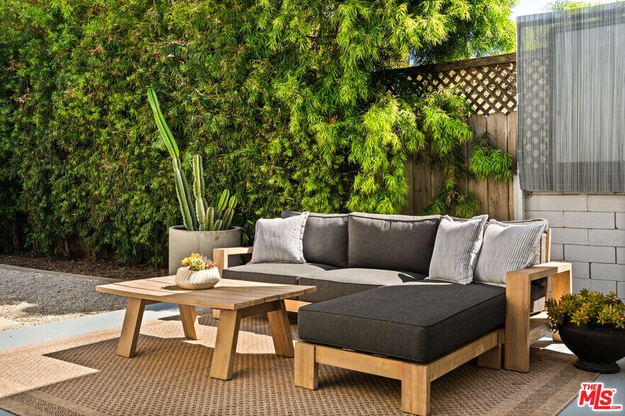 More Photos Of 1076 Palms Blvd, Venice Apartments For Sale