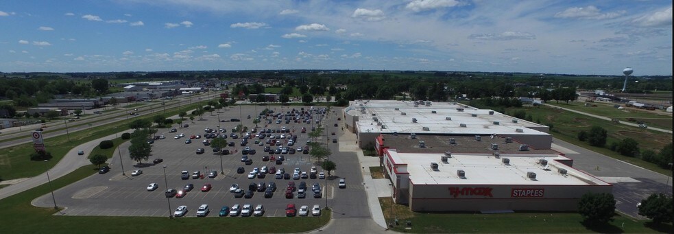 More Photos Of 3410-3440 4th St, Mason City Storefront For Lease