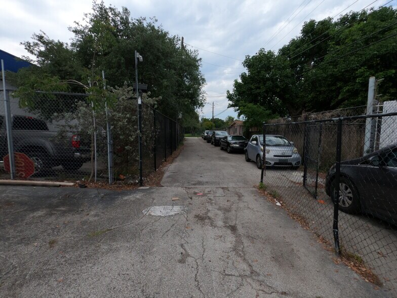 More Photos Of 7685 Pines Blvd, Pembroke Pines Showroom For Lease