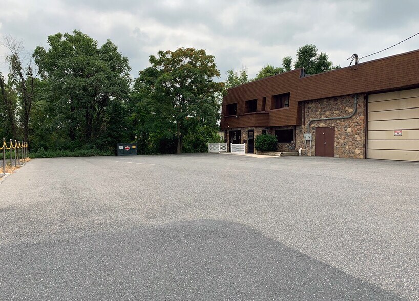 More Photos Of 850 State St, Lemoyne Warehouse For Lease