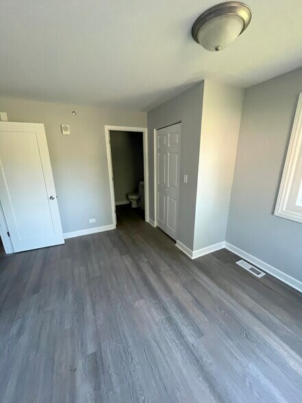 More Photos Of 126 W Maple Ave, Mundelein Apartments For Sale