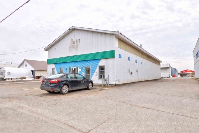 More Photos Of 521 Rue Des Érables, Trois-Rivières Manufacturing For Sale