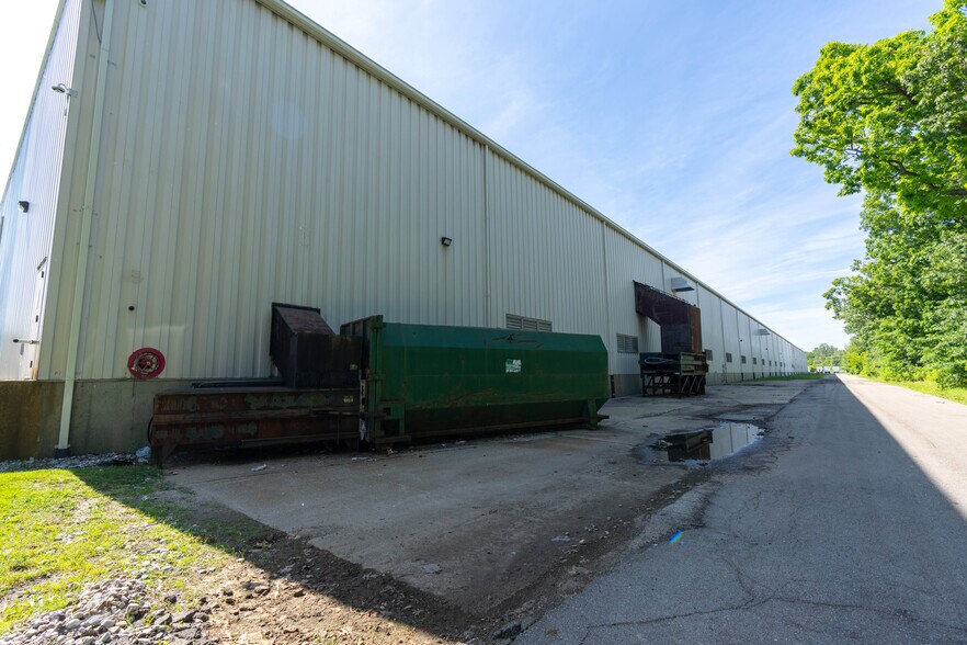 More Photos Of 5400 Perry Dr, Waterford Distribution For Lease