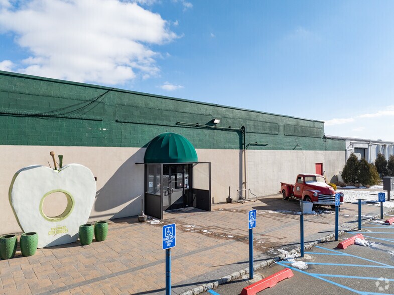 More Photos Of 2711 Sound Ave, Calverton Manufacturing For Sale