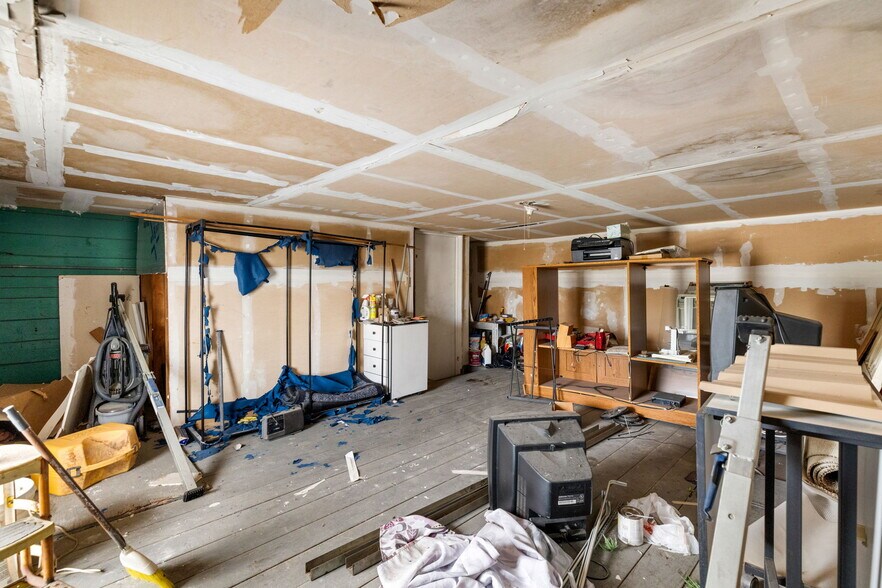 More Photos Of 805 N Magnolia Ave, Luling Flex For Sale