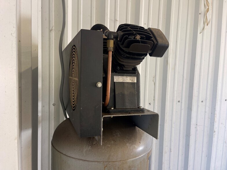 More Photos Of 15 Oak Dr, Shawnee Self Storage For Lease