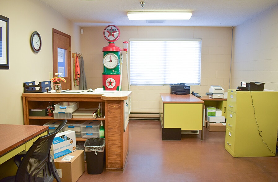 More Photos Of 2727 NW St Helens Rd, Portland Manufacturing For Lease