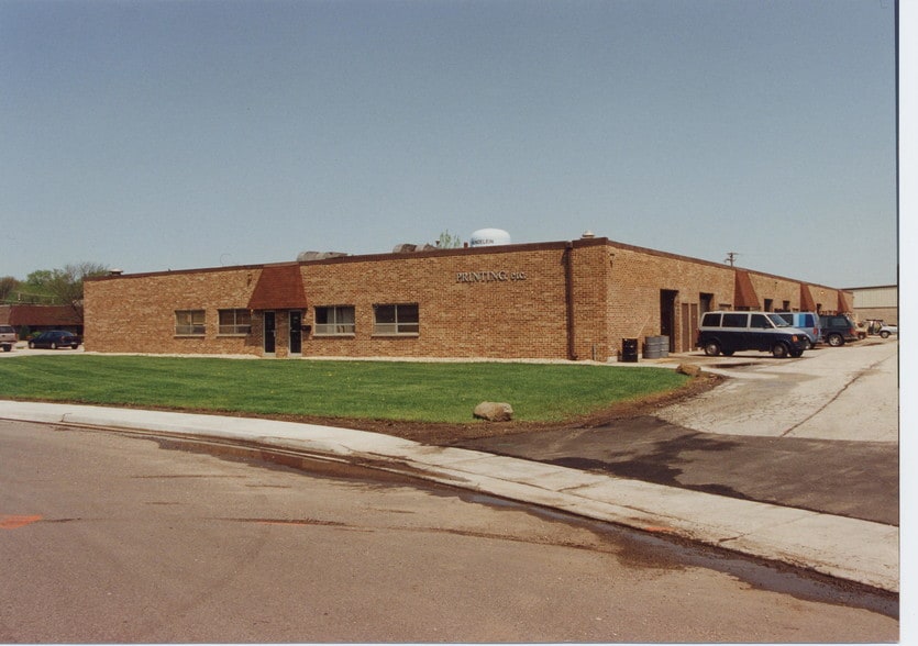 More Photos Of 888 Tower Rd, Mundelein Warehouse For Lease