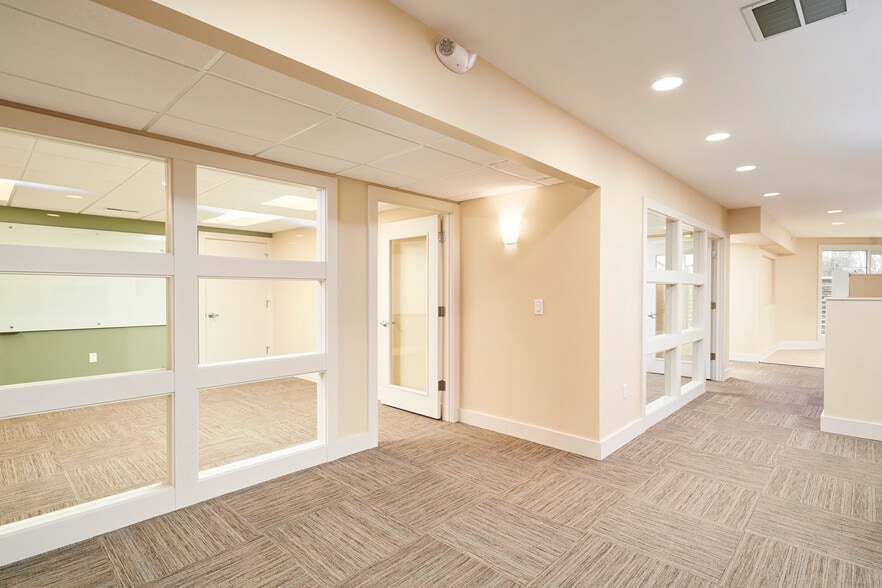 More Photos Of 799 White Pond Dr, Akron Office For Lease