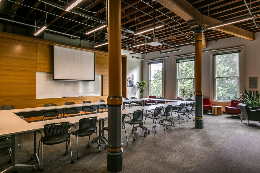 More Photos Of 70 NW Couch St, Portland Office For Sale