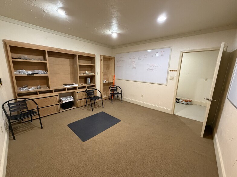 More Photos Of 1030 Canyon Bend Dr, Dripping Springs Industrial For Lease