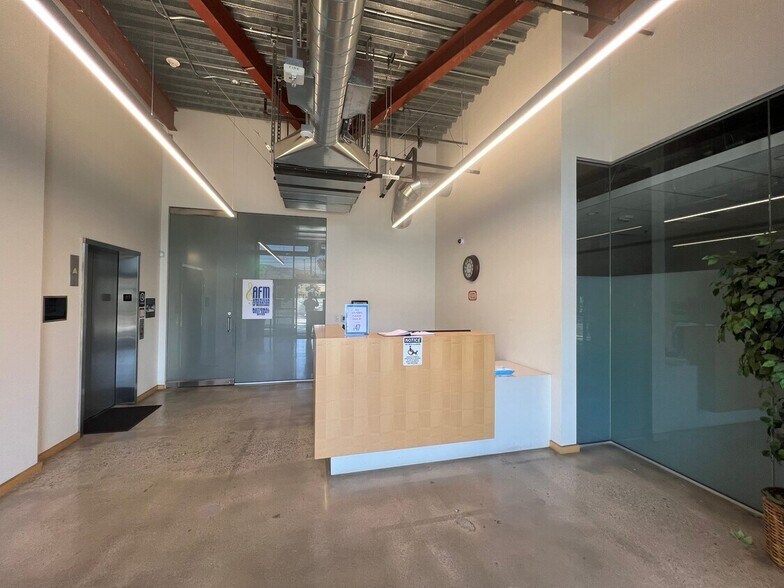 More Photos Of 3220 Winona Ave, Burbank Research And Development For Lease