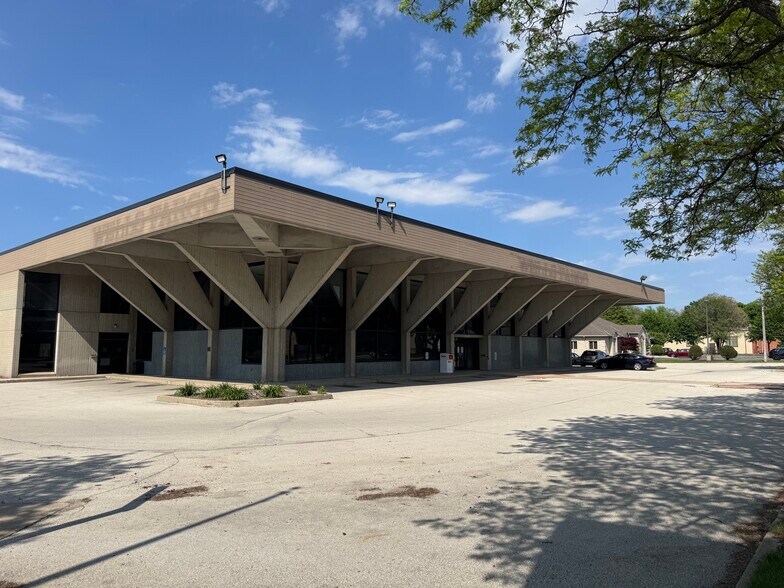 More Photos Of 1819 University Ave, Green Bay Freestanding For Lease
