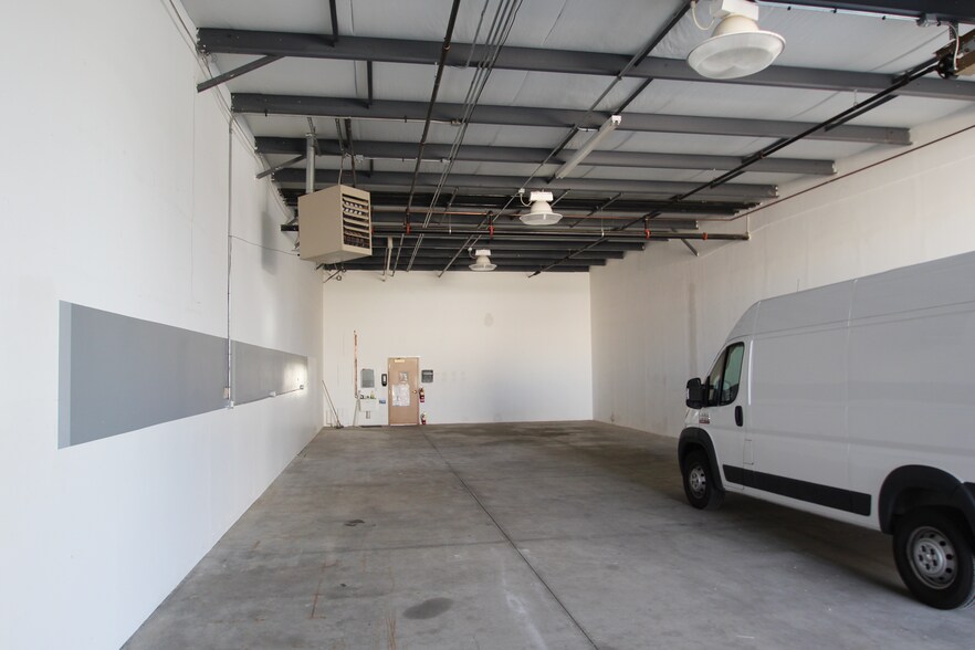 More Photos Of 2557-2571 Center Rd, Hinckley Warehouse For Lease