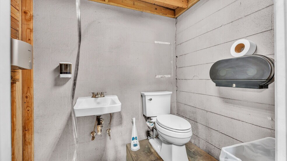 More Photos Of 705 Jerry Smith Rd, Dover Light Manufacturing For Sale