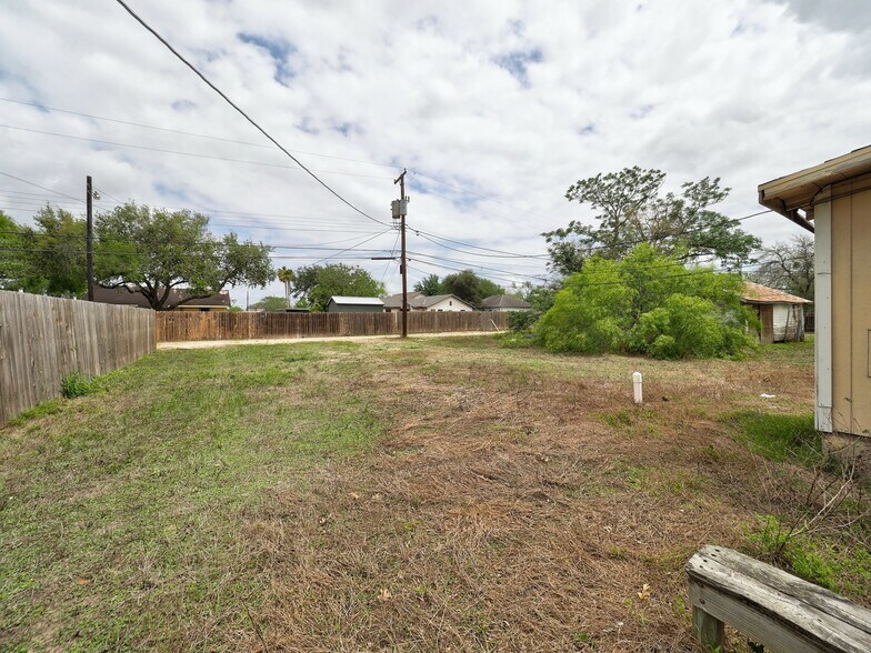 More Photos Of 1106 E Huisache Ave, Kingsville Apartments For Sale