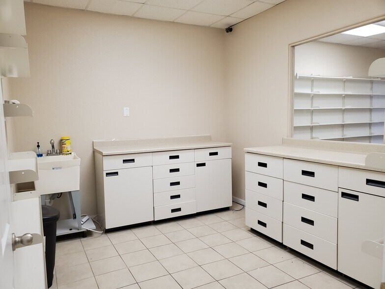 More Photos Of 405 E Parkwood Ave, Friendswood Office For Lease