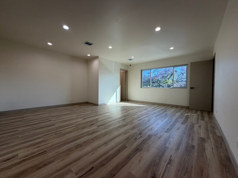 More Photos Of 1519-1521 W Glenoaks Blvd, Glendale Storefront Retail Residential For Lease