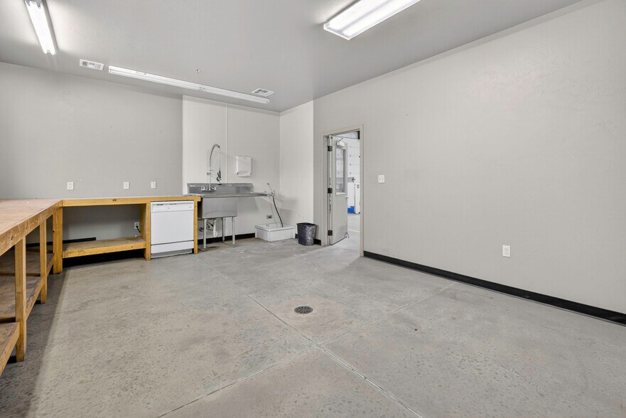 More Photos Of 2451 Van Buren St, Norman Warehouse For Lease