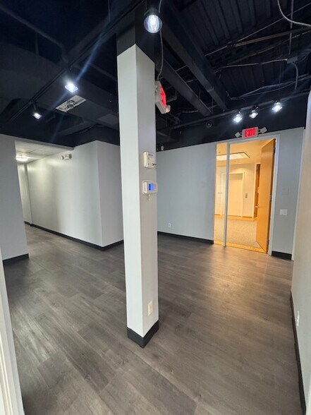 More Photos Of 800 N Old Woodward Ave, Birmingham Office For Lease