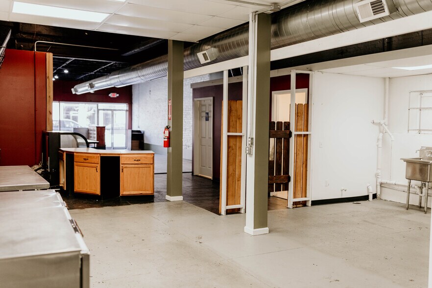 More Photos Of 1529 Grand Blvd, Kansas City Storefront Retail Office For Lease