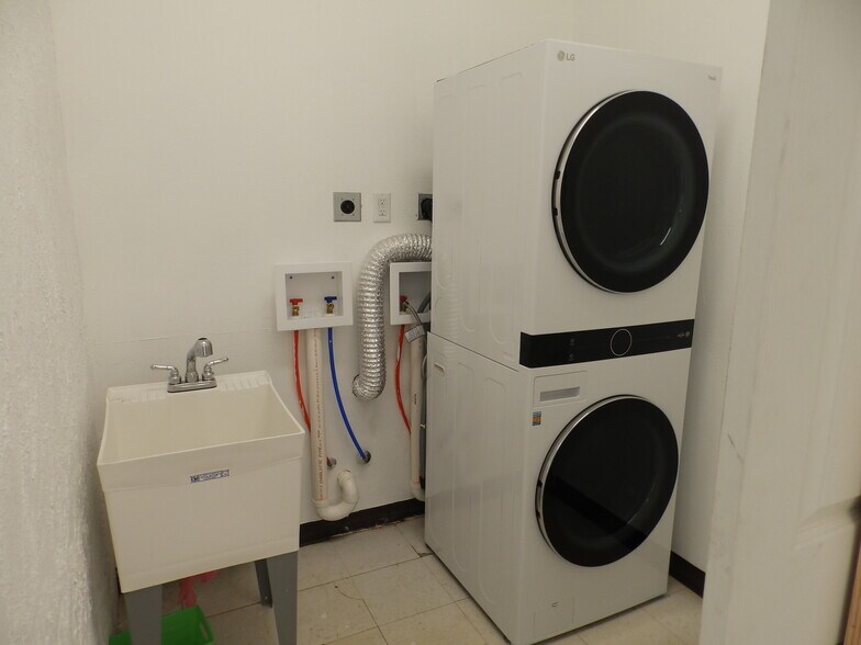 More Photos Of 2005 Tile Factory Rd, Palestine Manufacturing For Lease