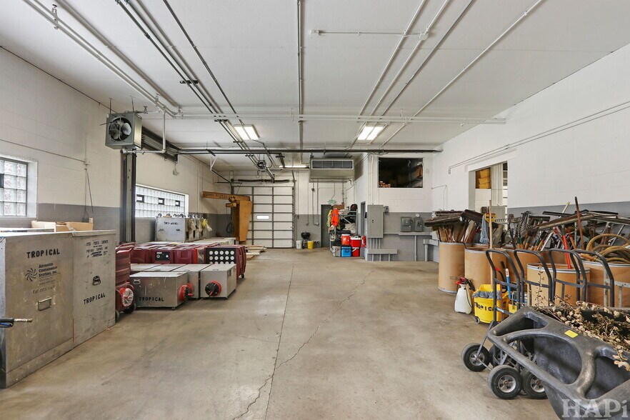 More Photos Of 1350 Chase St, Algonquin Manufacturing For Sale