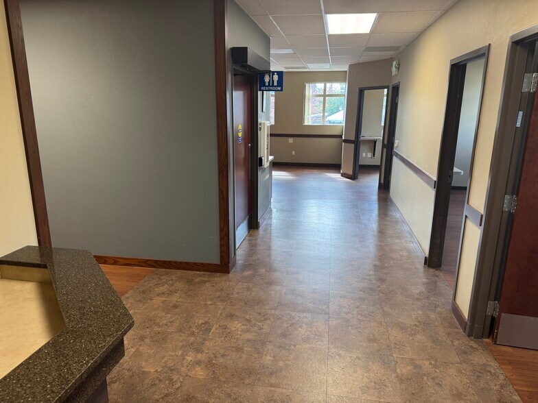 More Photos Of 2720 Commercial St, Salem Office For Sale