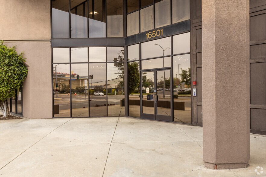 More Photos Of 16501 Sherman Way, Van Nuys Office For Lease
