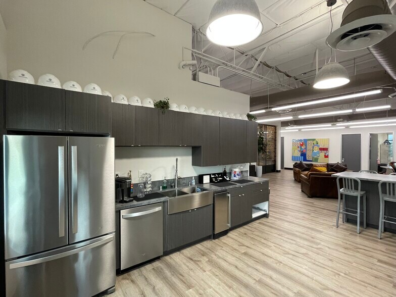 More Photos Of 27 Orchard Rd, Lake Forest Office For Sale