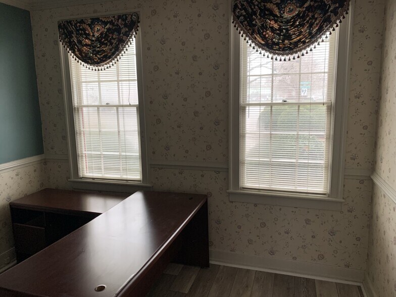 More Photos Of 4700 Thoroughgood Sq, Virginia Beach Office For Lease