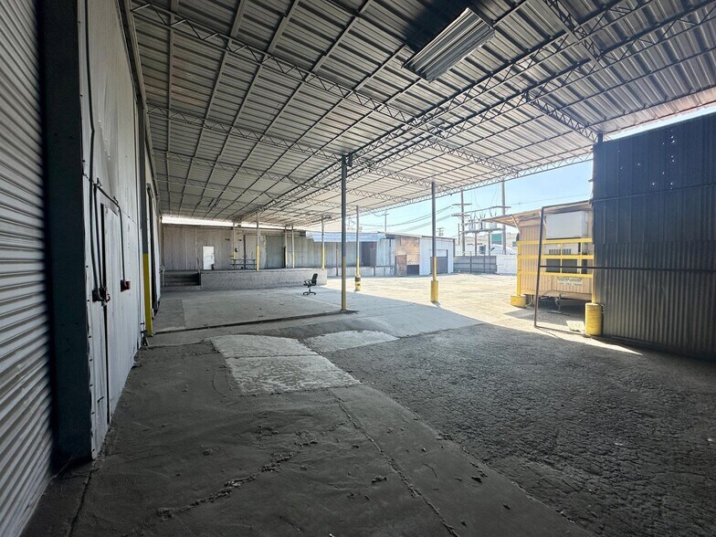 More Photos Of 2435-2453 E 25TH St, Vernon Manufacturing For Lease