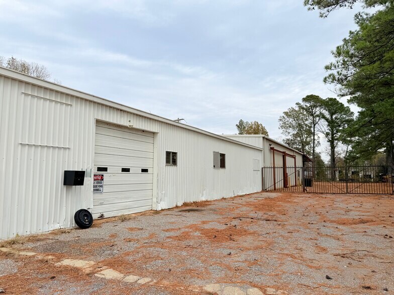 More Photos Of 3938 Runway Rd, Memphis Warehouse For Lease