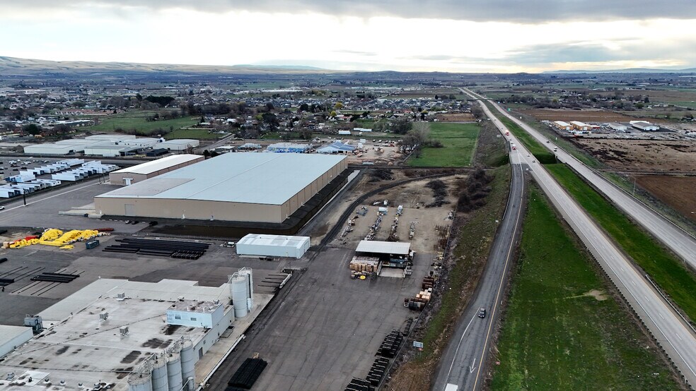 More Photos Of 319 E South Hill Rd, Sunnyside Warehouse For Lease