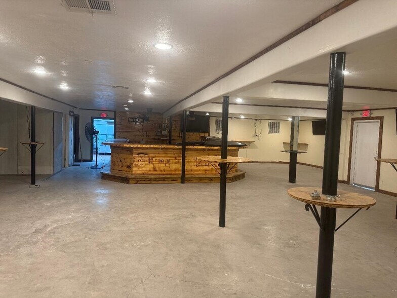 More Photos Of 711 Freeport St, Houston Bar For Sale