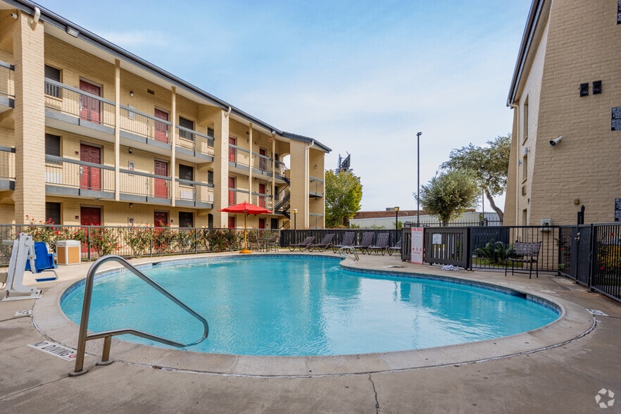 More Photos Of 9902 Gulf Freeway, Houston Hotel For Sale