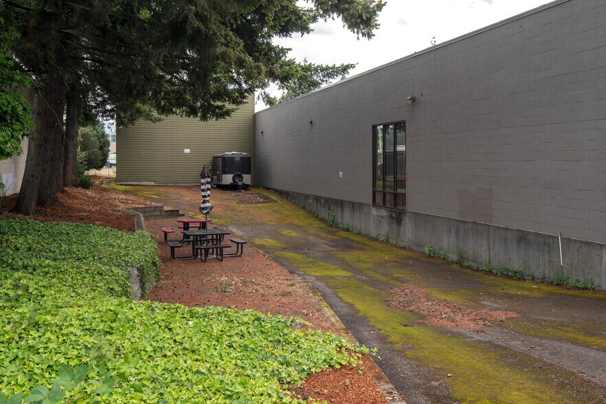 More Photos Of 2450 NW Eleven Mile Ave, Gresham Distribution For Sale