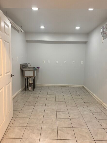 More Photos Of 8740 Cherry Ln, Laurel Light Manufacturing For Sale