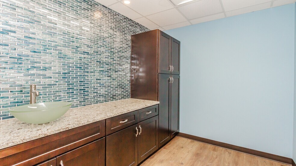 More Photos Of 6039 W Belmont Ave, Chicago Medical For Lease
