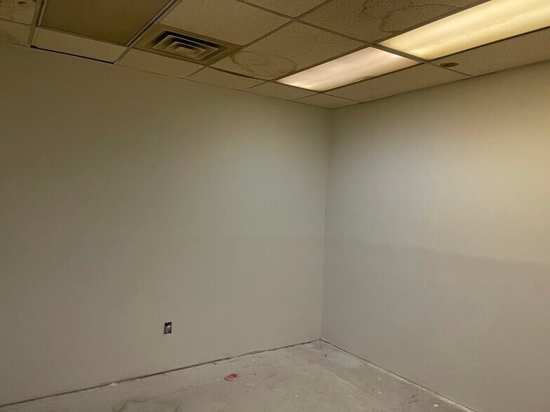 More Photos Of 537 Lincoln Hwy, East McKeesport Storefront For Sale