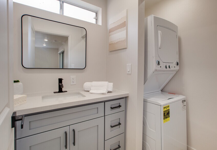 More Photos Of 1922 Canal St, Venice Apartments For Sale
