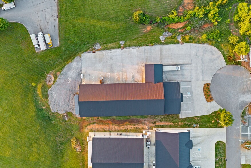 More Photos Of 1040 Smokestack Dr, Clarksville Warehouse For Lease